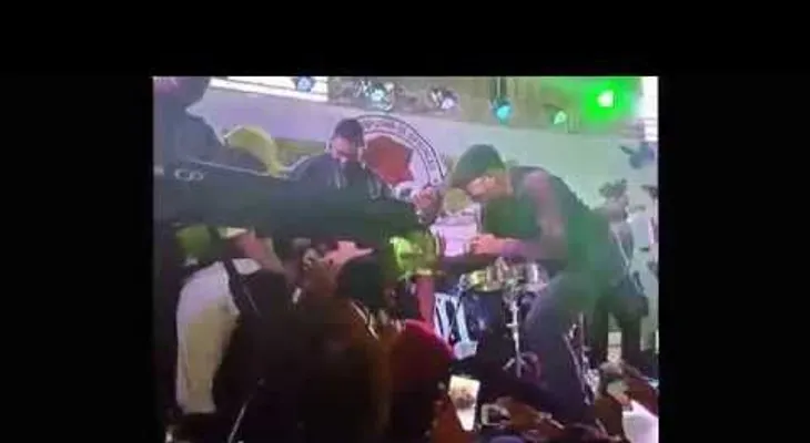 Le dan un estrallón a Eddy Herrera durante un baile (Video)