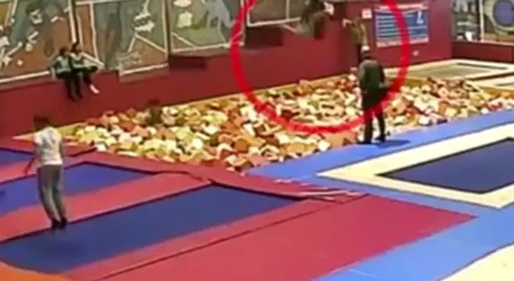 Un político ruso muere al intentar hacer una pirueta en un centro de entretenimiento