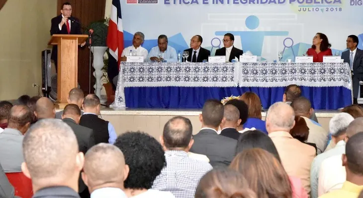 Ministro Andrés Navarro y Lidio Cadet exhortan directores actuar con ética y transparencia