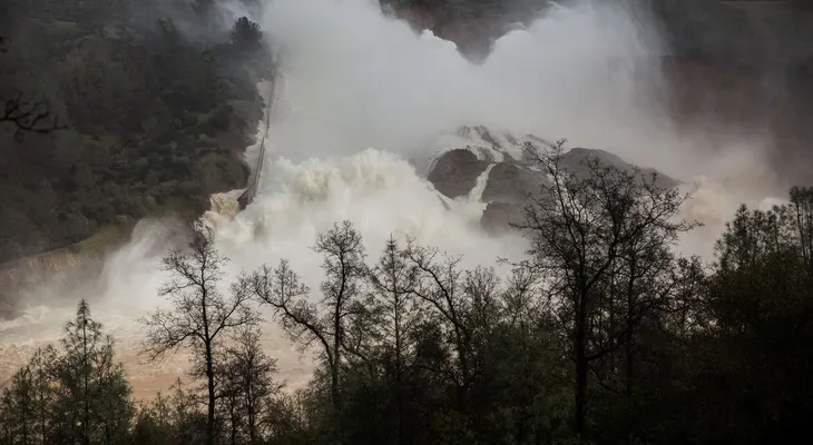Las imágenes aéreas más impactantes del desborde de la mayor represa de los Estados Unidos
