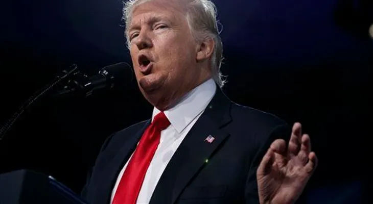 Trump regaña a la prensa y cree que no debe usar "fuentes anónimas" 