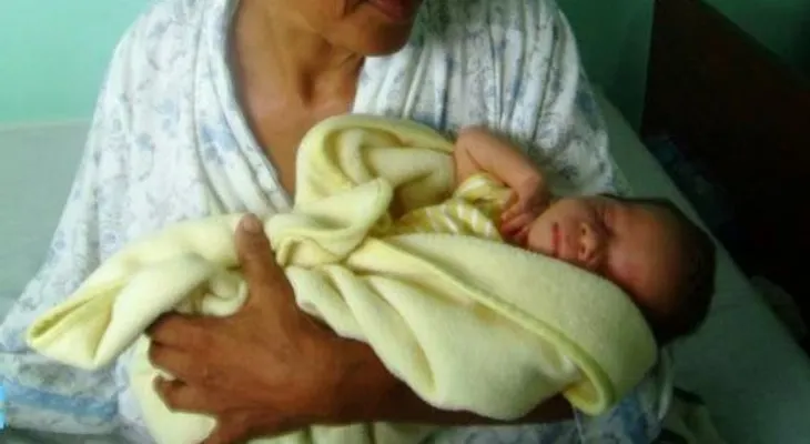 Mujer de 52 años alumbra un bebé en maternidad de Los Mina