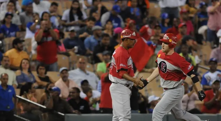 Villa y Kivlehan comandan triunfo Leones