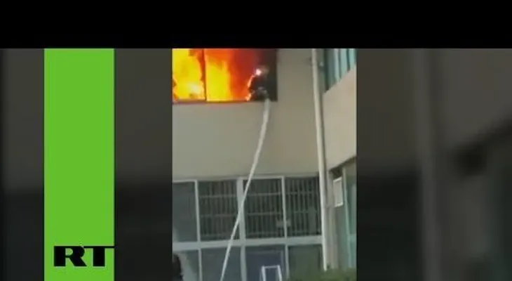 ¡Prendido en llamas! Bombero se lanza por una ventana (VIDEO)