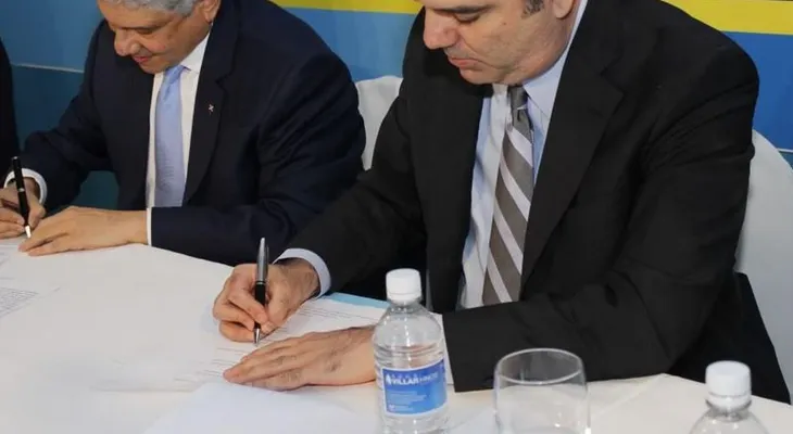Luis Abinader y Eduardo Estrella firman un gran acuerdo y se comprometen a construir una alianza opositora
