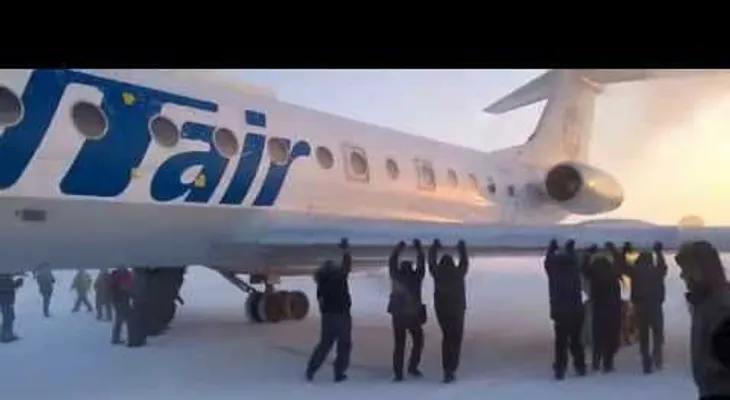 Pasajeros bajan de un avión para empujarlo (Video)