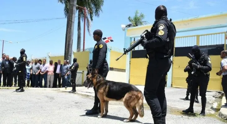 Presos por Odebrecht ya están en Najayo; perros canino en la entrada de la cárcel 