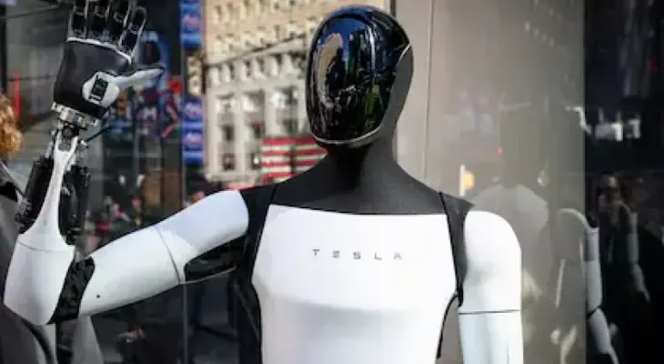 Tesla impulsa producción del robot Optimus con cientos de unidades semanales