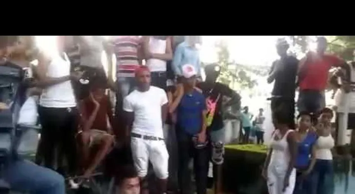 Amigos querían arrojar cerveza en ataúd del adolescente asesinado por un sacerdote 