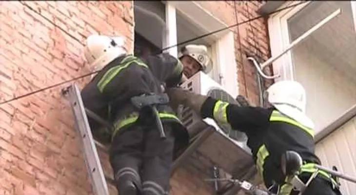 Anciana cae de la ventana y queda atrapada en el aire acondicionado (VIDEO)