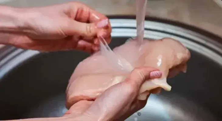 Lavar el pollo antes de cocinarlo aumenta el riesgo de propagación de bacterias en las manos 