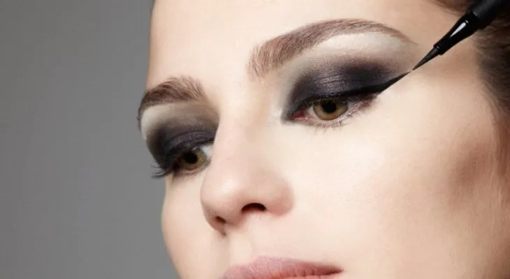 3 recomendaciones para que el delineador de ojos dure más tiempo