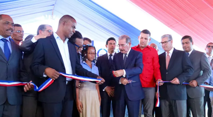 Presidente Medina entrega escuela y un liceo en San Cristóbal
