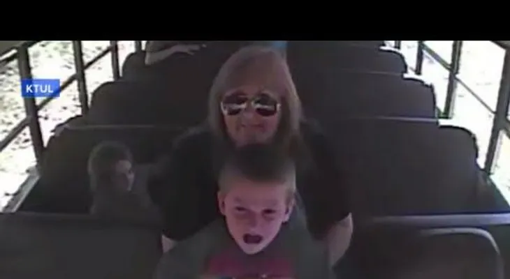 Una conductora salva la vida de un niño que se tragó una moneda