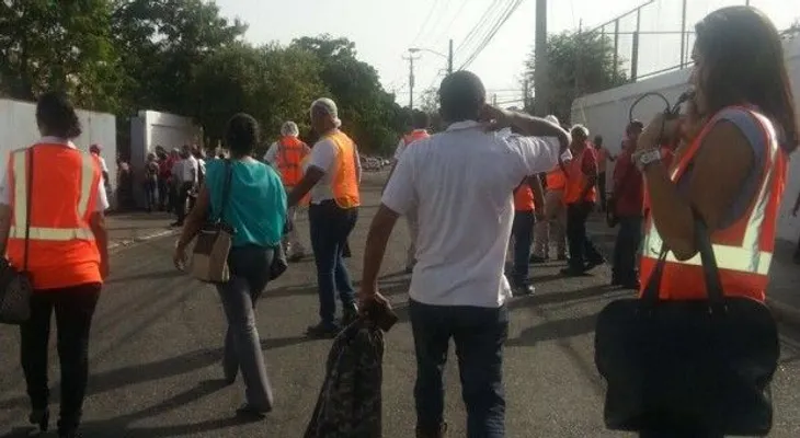 Enfrentamientos entre policías y empleados en intento de desalojo en la Coca-Cola