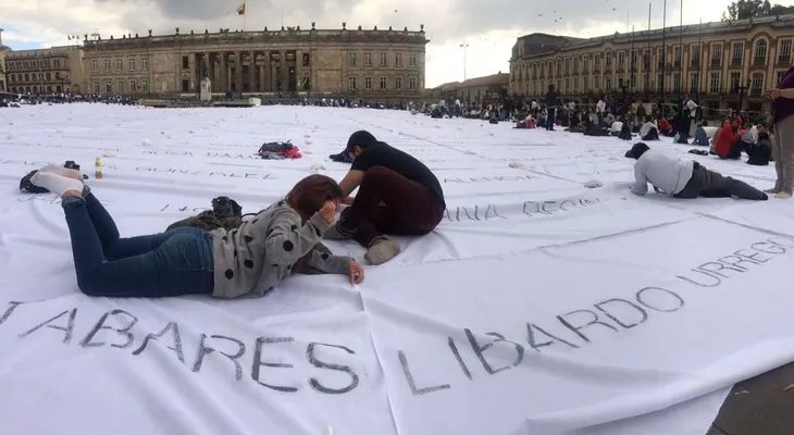 Una enorme bandera blanca cubre la Plaza de Bolívar de Bogotá en recuerdo de las víctimas