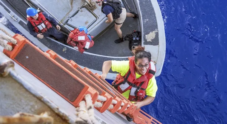 Rescatan dos náufragas y sus perros, tras cinco meses perdidos en el Pacífico