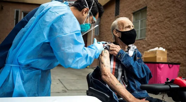 Personas vacunadas contra la covid pueden reunirse sin mascarillas, según EEUU