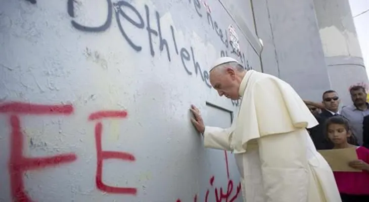 El papa denuncia el muro y ofrece el Vaticano a palestinos e israelíes