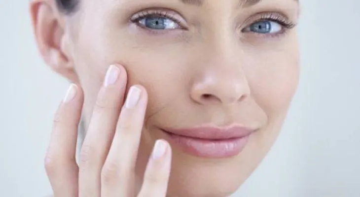 8 hábitos que provocan arrugas prematuras