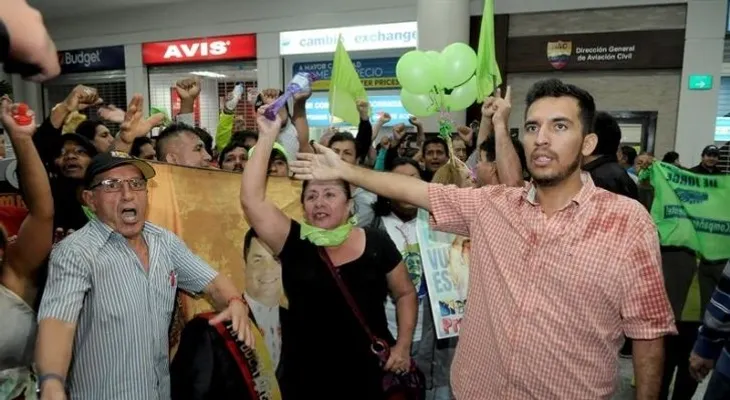 El regreso de Correa a Ecuador tras 4 meses provoca tumultos en aeropuerto