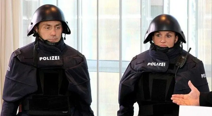 ¿Sartenes antibalas?: Nuevo equipo de la Policía alemana que desata una polémica 