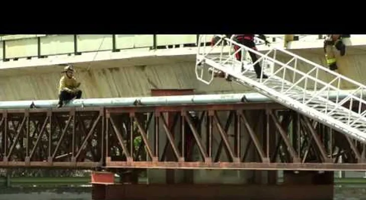 Hombre se cuelga de un puente para suicidarse (VIDEO) 