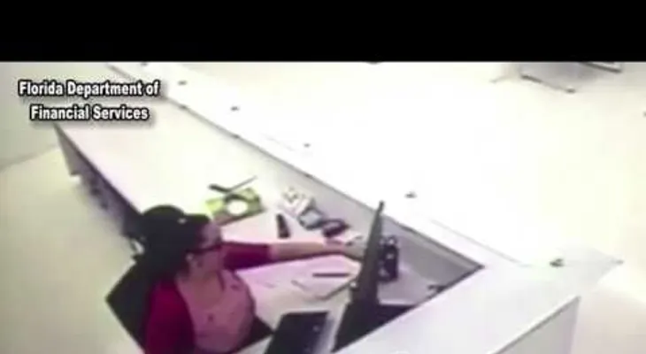 Una mujer se daña el rostro con un aspersor roto para reclamar una indemnización