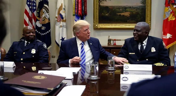Donald Trump se declaró "muy orgulloso" del lanzamiento de "la madre de todas las bombas" en Afganistán