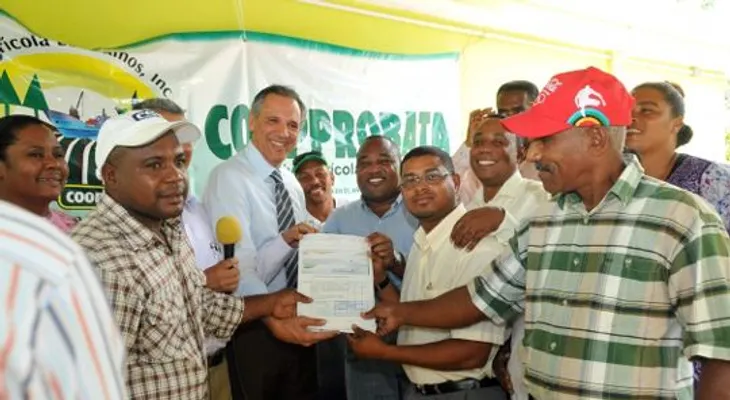 Gobierno entrega 4.4 millones de pesos a bananeros de Azua
