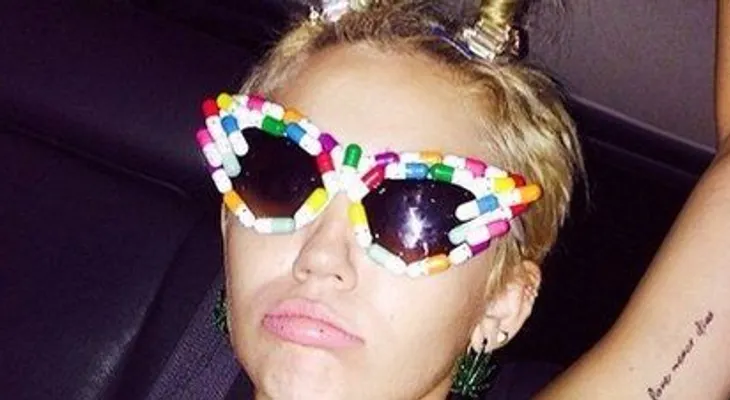 Miley Cyrus y el polémico implante de cuernos para parecerse al demonio