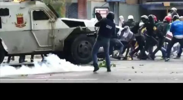 Tanqueta atropella a manifestantes en Venezuela