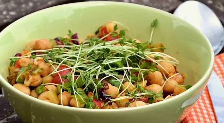 Ensalada de garbanzos con vinagreta de albahaca y pistachos