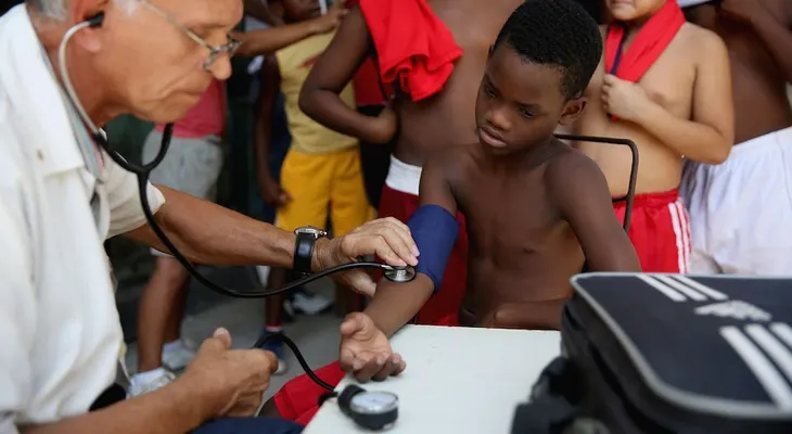 Cuba impone nuevas regulaciones para la salida de médicos de la isla