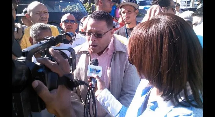 Choferes paralizan tránsito en apoyo aprobación municipio Santiago Oeste