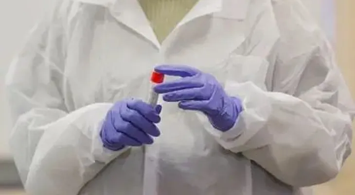 Prueban con éxito combinación de tres drogas que reduce a la mitad duración del coronavirus
