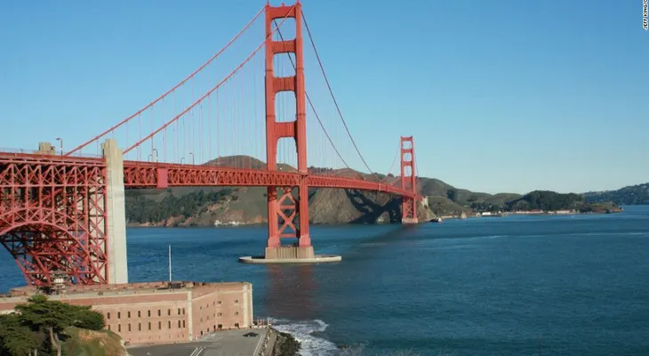 Atacan a dos personas con dardos en el puente Golden Gate