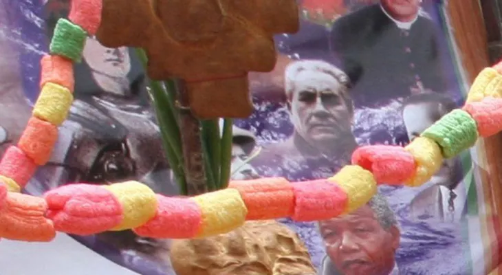 Dan por muerto a Nelson Mandela en altar del Día de los Difuntos en Bolivia 