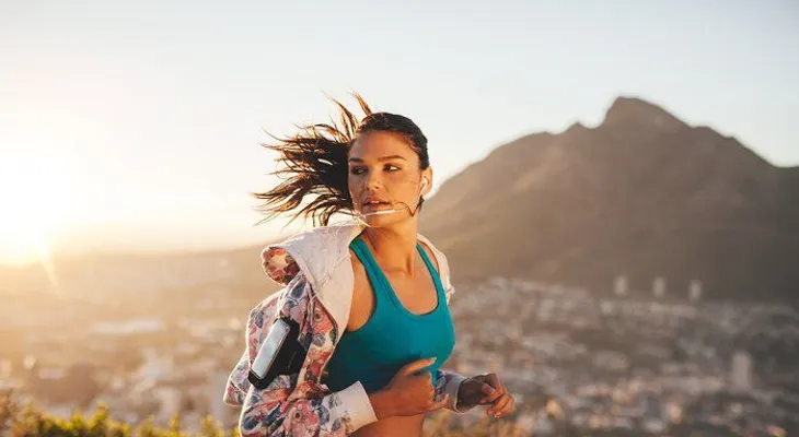 Correr hacia atrás quema más grasa que trotar