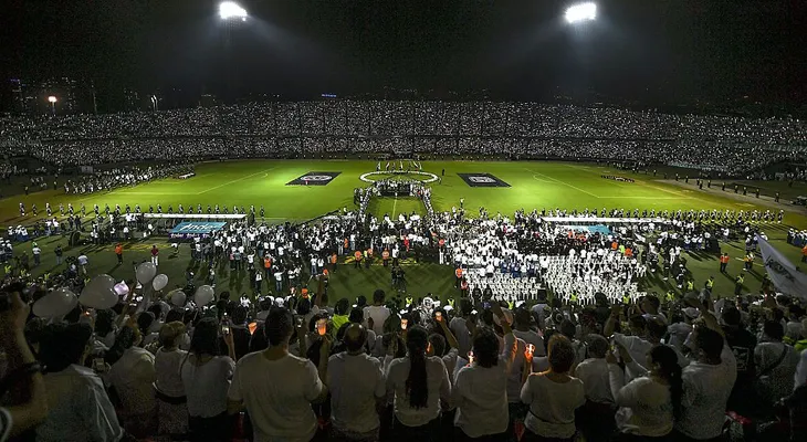 Multitudinarios y conmovedores homenajes al Chapecoense en Chapecó y Medellín (VIDEO)