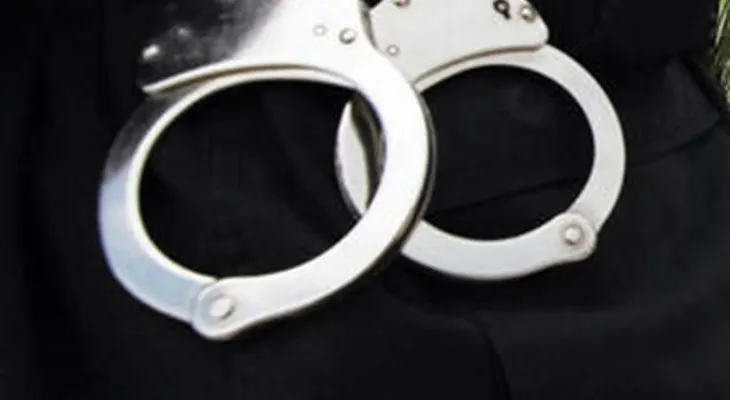 Policía apresa hombre acusado de intentar comprar con tarjetas clonadas