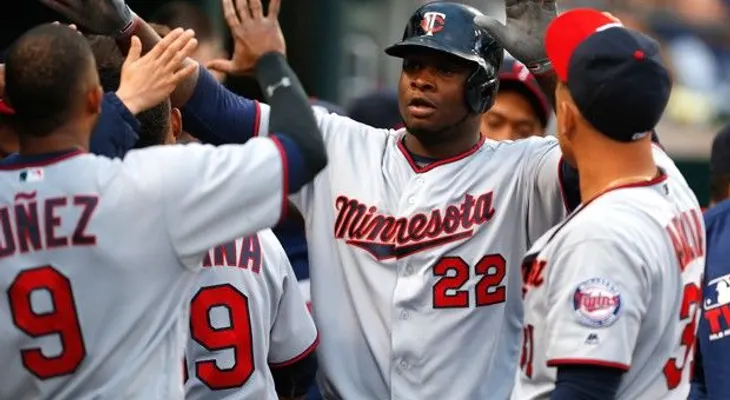 Marcell Ozuna liga su séptimo vuelacerca  y Sanó el sexto