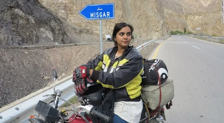 Joven pakistaní rompe los tabúes de su país viajando sola en una motocicleta