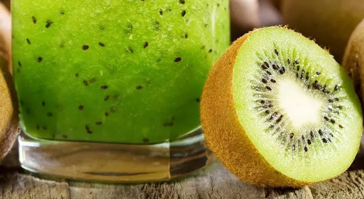 Ella mezcló la pulpa de kiwi con el té verde y agregó miel: Un regalo de dioses!