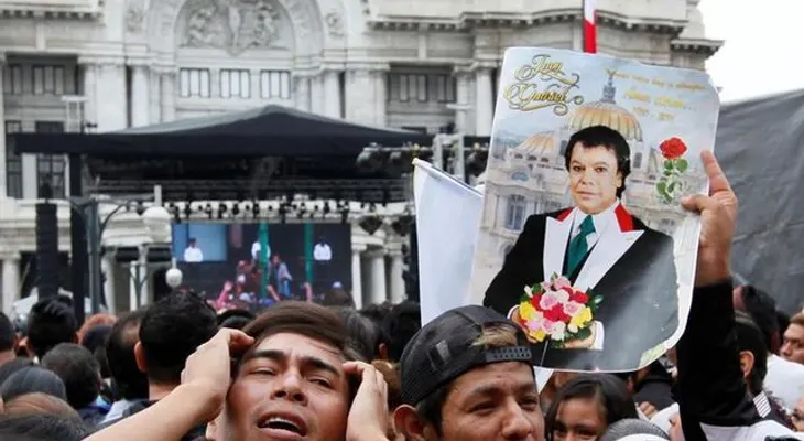 Palacio de Bellas Artes permanece abierto para admiradores de Juan Gabriel