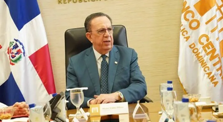 Abinader confirma a Héctor Valdez Albizu como gobernador del Banco Central por dos años