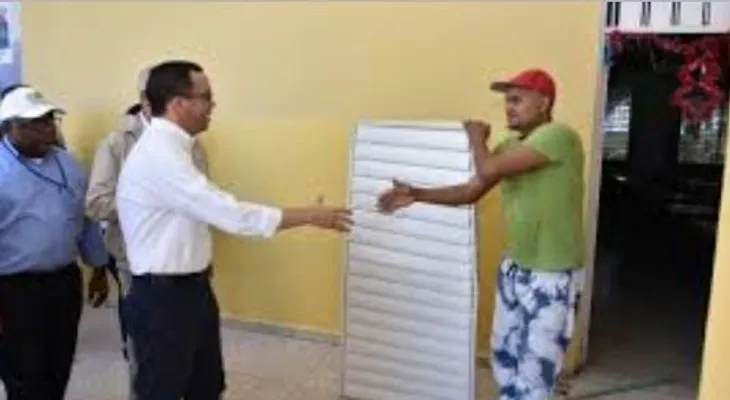 Ministro Andrés Navarro supervisa reparación de escuelas afectadas por explosión en Polyplas