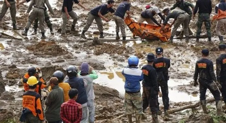 32 el número de muertos por alud en Indonesia 