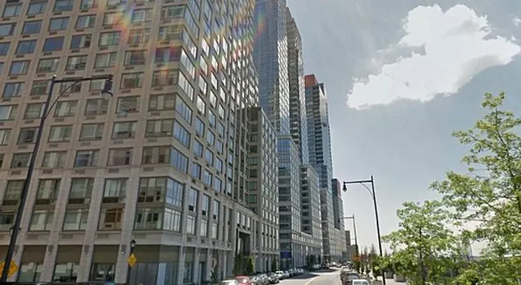 Construyen en Nueva York un edificio con una entrada para "ricos" y otra para "pobres"