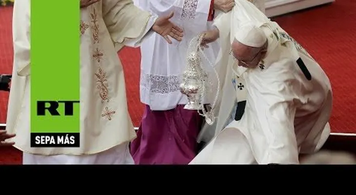 El papa Francisco se cae durante una misa
